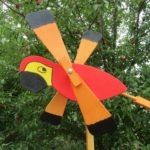 Papagáj vrtuľka, Záhradná drevená dekorácia