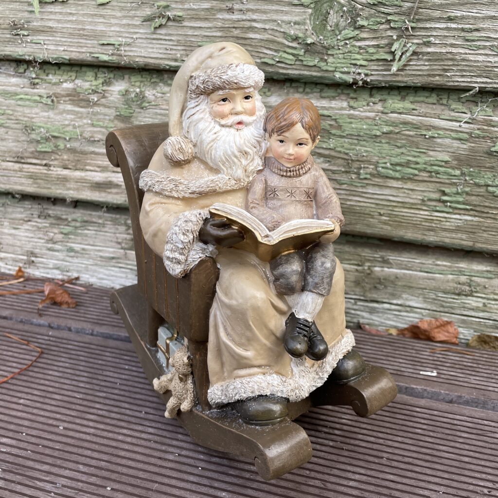 Santa s chlapcom na kolenách, vianočná dekorácia, výška 21cm